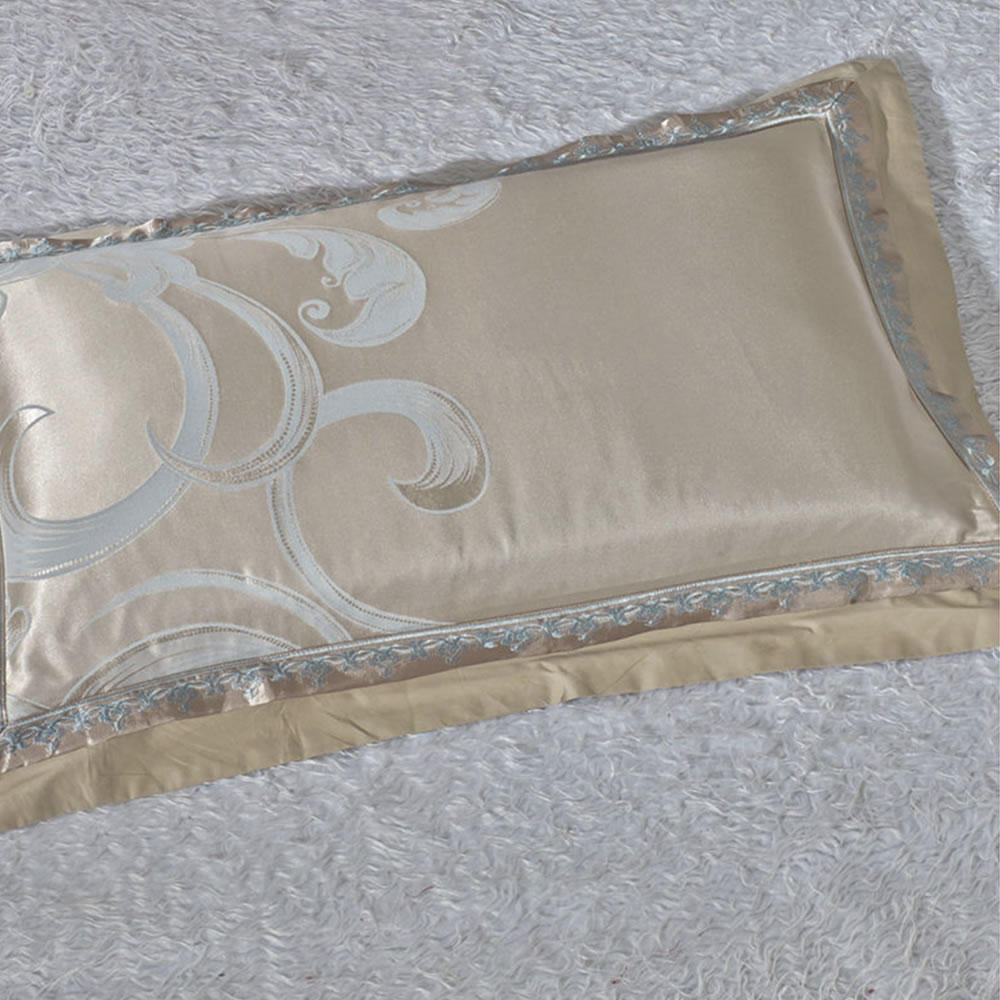 Luxury Bedding Set: image 2