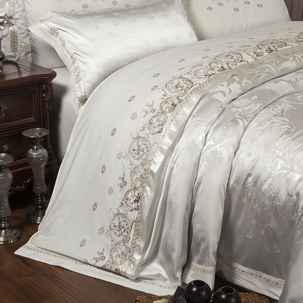 Luxury Bedding Set: image 5