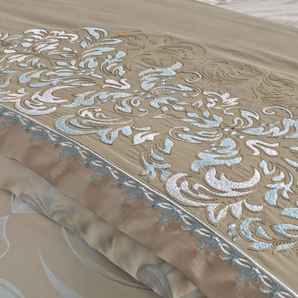 Luxury Bedding Set: image 12
